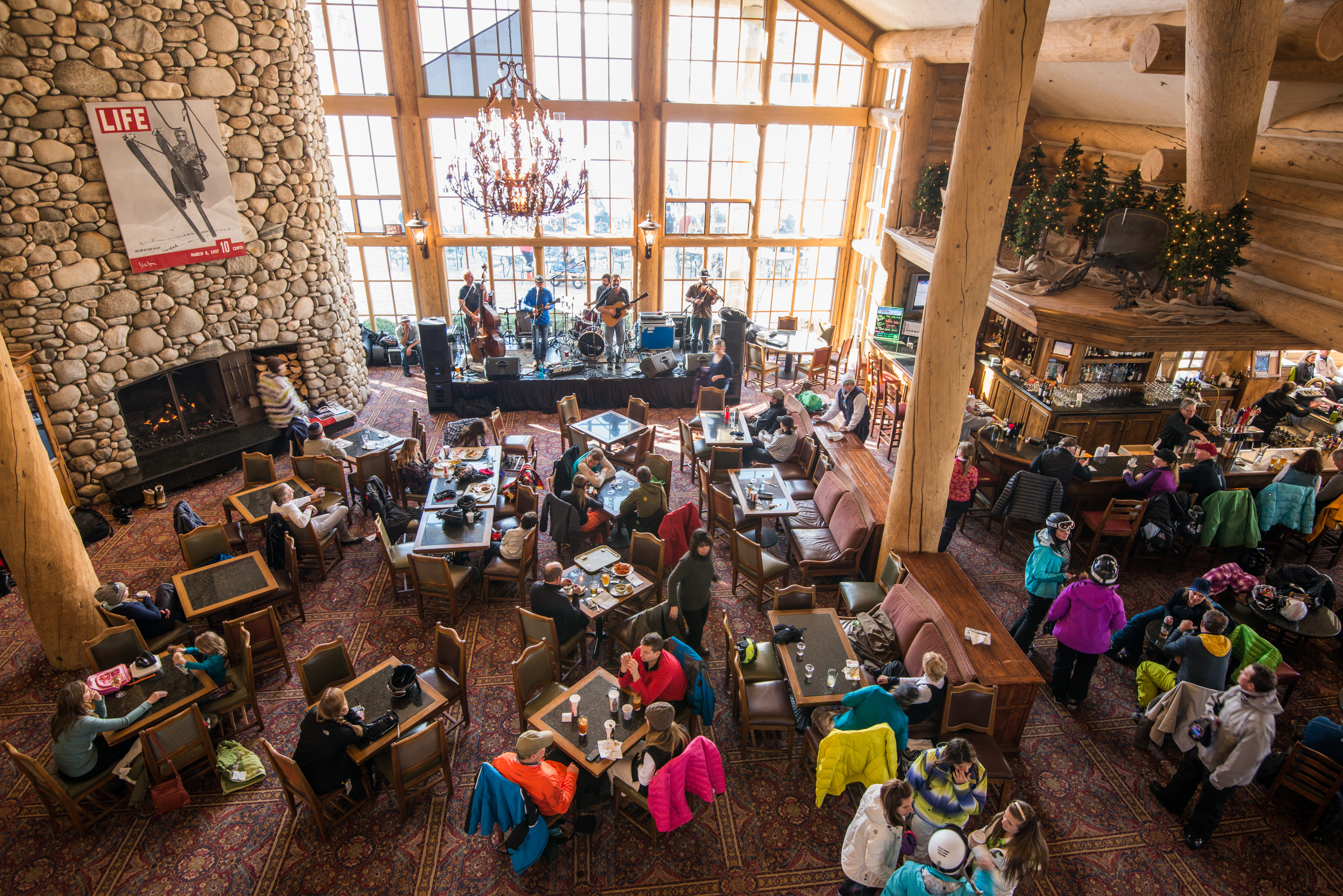 svr_riverrunlodge_dining_apres_interior_winter.jpg